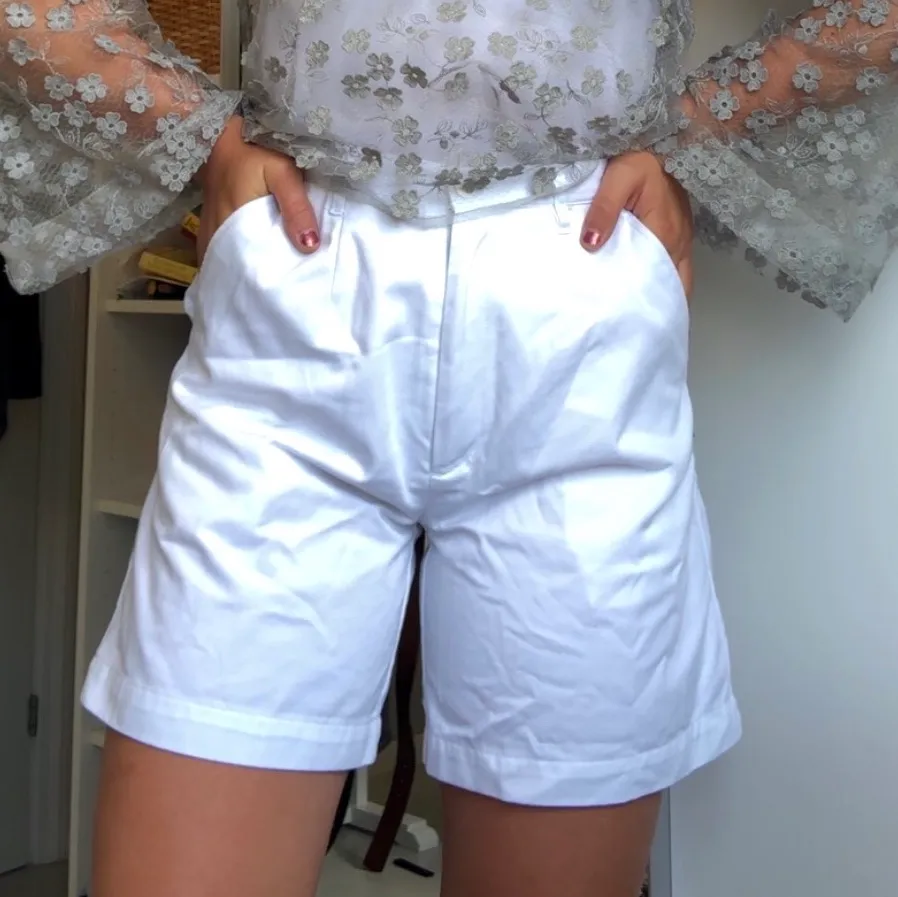 Fina vita shorts som knappt använts söker nytt hem:). Shorts.