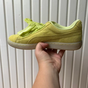 Coola sneakers från Puma!  - Coola, gula, sneakers från puma. Säljer då jag inte använder dem längre. Använda fåtal gånger. Storlek 38,5 men passar 39. Möts upp i Stockholm eller fraktar men då står köparen för frakt :)                                                        