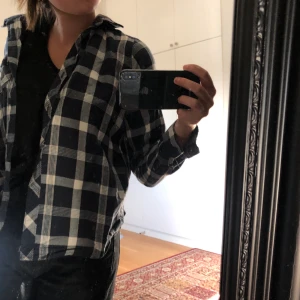 Skjorta - Supersnygg rutig skjorta i marinblå , köpt från bikbok men aldrig använd!! Frakt tillkommer💕💕