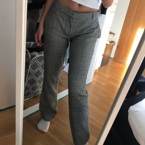 rutiga kostymbyxor - säljer pga att de är för stora. de är perfekta i längden på mig som är 177 cm lång ⭐️✨