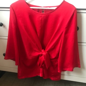 Röd blus - Söt röd blus rosett i midjan