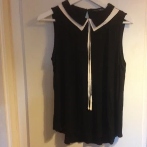  - Svart linne strl 44/UK16 med vit och svart krage. Sitter bra på mig som har strl M.