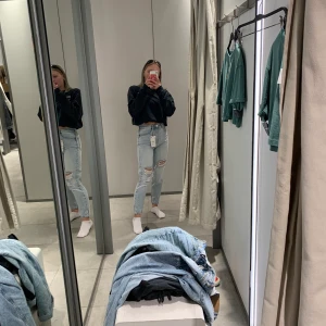 Zara jeans - Helt nya zara jeans köpte dom för en vecka sen men ångrade mig när jag kom hem för jag gillar lite större jeans! Fri frakt! Priset kan diskuteras 