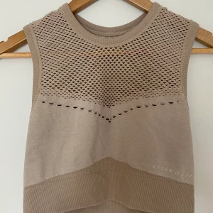 Ryderwear topp och tights - Topp storlek M och tights storlek S. Använt 2-3 gånger. Mycket fint skick. Fina detaljer på tightsen nertill och på toppen.  100kr för hela setet eller 50kr styck.