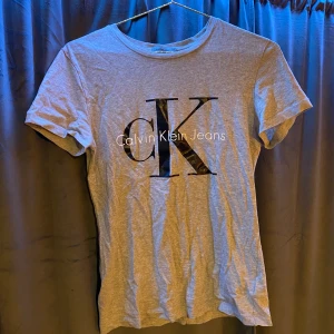 Calvin Klein t-shirt - Grå ck t-shirt. Knappt använd. Storlek xs