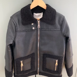 Carin Wester jacka 34 - Säljer en Carin Wester höst/vinterjacka i storlek 34 (rymlig passar även 36). Helt oanvänd så mycket fint skick! 