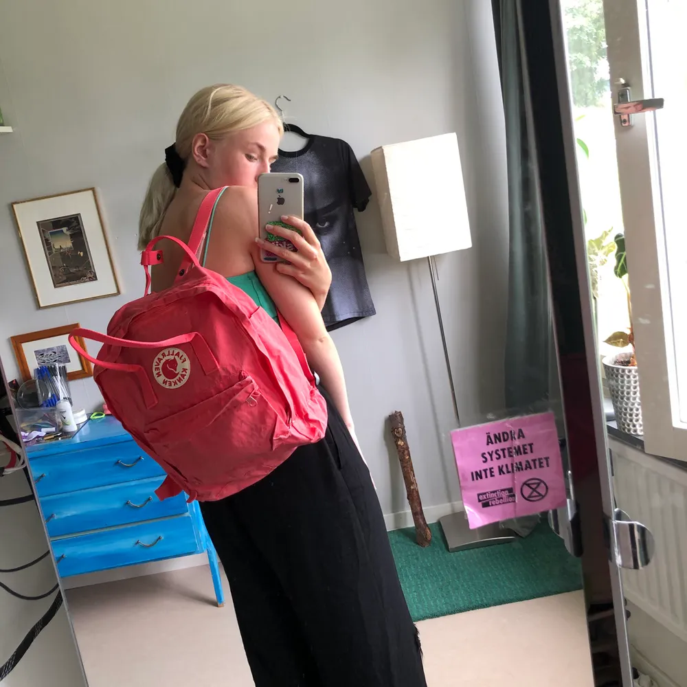 Hej! Säljer denna rosa kånken väska. Använd några få gånger. Det är den stora varianten med ett nypris på runt 1000kr. Det originals sitterunderlaget ingår i väskan. Kan frakta eller mötas i Göteborg! :) PRIS KAN DISKUTERAS!:). Väskor.