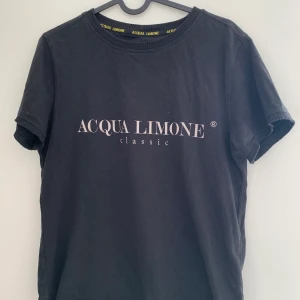 Acqua limone tshirt - En svart acqua limone tshirt i storlek XS. Köpare står för frakten!