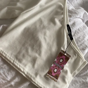 One shoulder top - Världens finaste one shoulder tröja. Säljs då den är för liten vid brösten. (70D) BUDA!!! Annars 80+frakt 