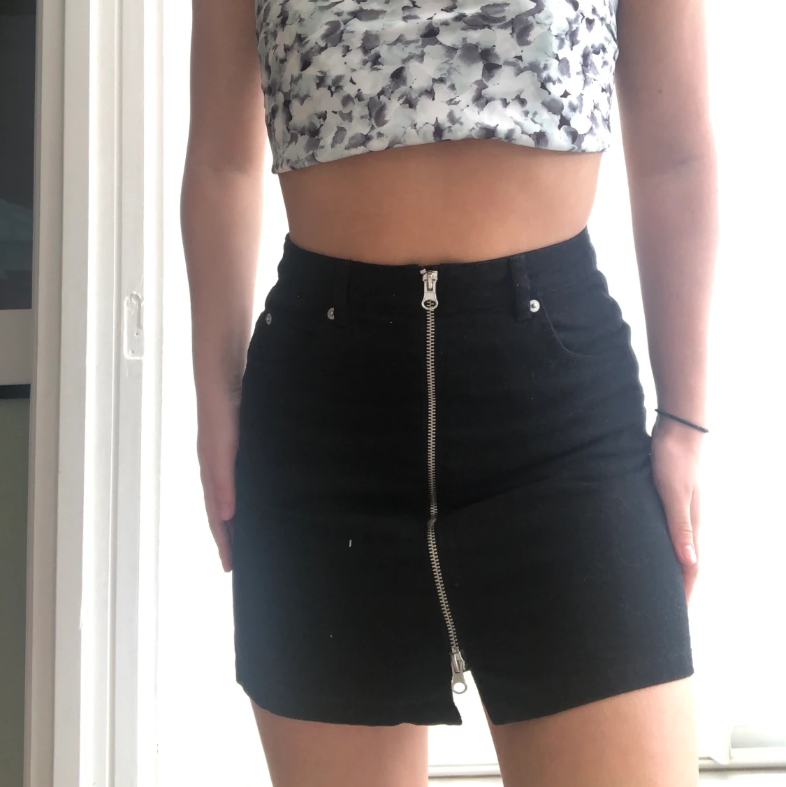 Kort svart kjol från Weekday - 91