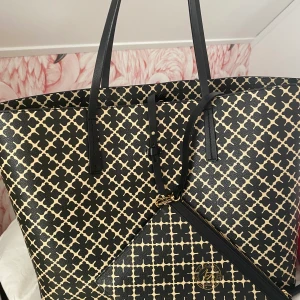 Malene Birger väska - Malene Birger väska i nytt skick, köpt för 2200kr. Kan tänka mig att sälja den för 600kr isch, beroende på efterfrågan och bud. Dustbagen ingår