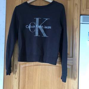 Mörk grå Calvin Klein sweatshirt storlek S använd få tal gånger säljer för 450 inklusive frakt