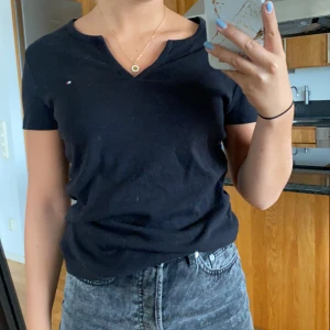 Tommy Hilfiger T-shirt - Nästan oanvänd t-shirt med fin v-krage som funkar perfekt med halsband! 🥰