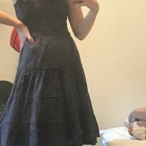 Grå/svart klänning i storlek S - Snygg klänning med fina detaljer, säljer då den är för stor för mig, frakt 40kr💫