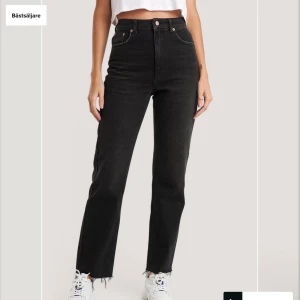 Gråa jeans nakd - Längre än de ser ut på första bilden, modellen är 174 lång. Superfina och har gjort ett eget hål på dem