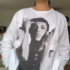 Prince tröja - En snygg långärmad vit tröja med Prince på framsidan. Jättebekväm och lite oversize då den är i storleken M. Funkar även för de som har S men även L. 