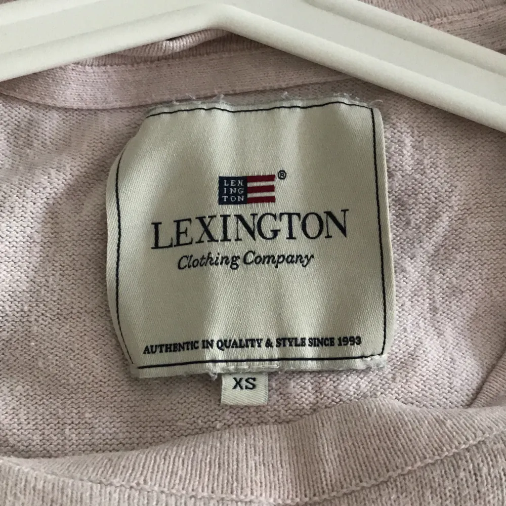 Säljer denna ljusrosa stickade tröja från Lexington. Nopprig, annars i bra skick. Storlek XS. 80 kr eller bud, köparen står för frakt 💗. Tröjor & Koftor.