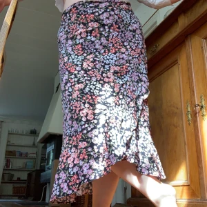 Kjol  - Wrap around kjol från Kappahl. Står storlek 44 men skulle säga att den är typ 40. Frakt tillkommer på 42-63kr.