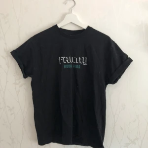 Fricky T-shirt - ⚡️Intressekoll!!⚡️ Fricky tshirt i storlek S som jag säljer då den tyvärr inte kommer till användning. Nypris 350kr. Frakt tillkommer!