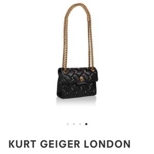 Säljer min superfina Kurt Geiger Kensington bag då den tyvärr inte kommer till så mycket användning. Nypris är 1645kr, då den är i nyskick är mitt bud 700kr (exklusive frakt), bäst bud säljer jag till! 💛 Dustbag ingår, mått: 13 x 18 x 6 cm