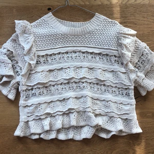 Zara tröja - Säljer en superfin tröja från fara. Den är endast använd en gång så i toppskick! Lätt kroppad!💕 passar S/M