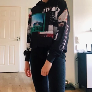 Graphic hoodie  - Skitball hoodie från Nakd som inte kommer till användning längre. Hoodien är i lite oversize modell med sitter skitnsyggt!! (Även byxorna är till salu!)