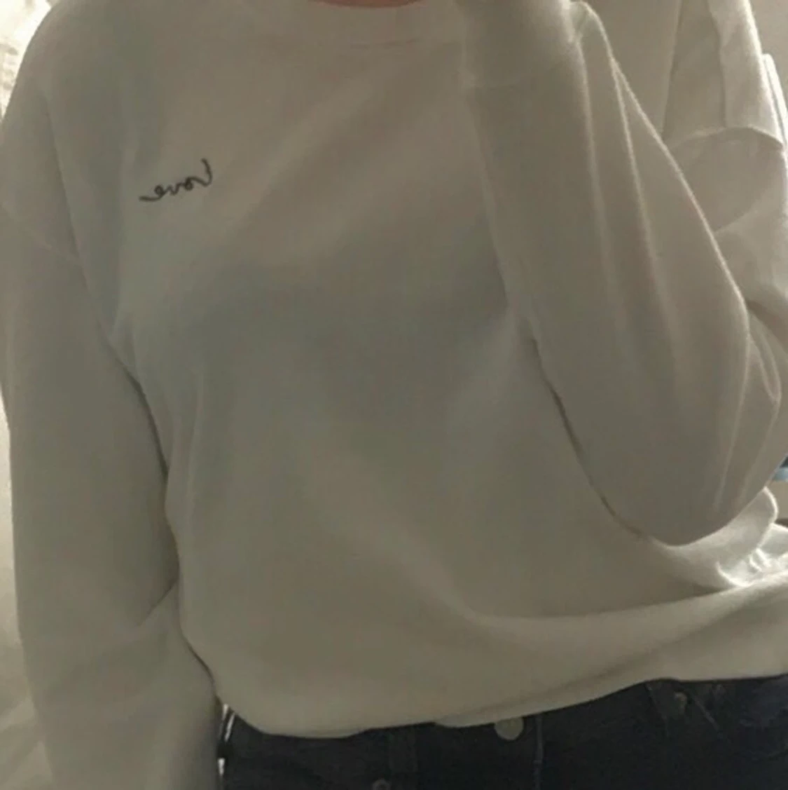 Vit sweatshirt med text