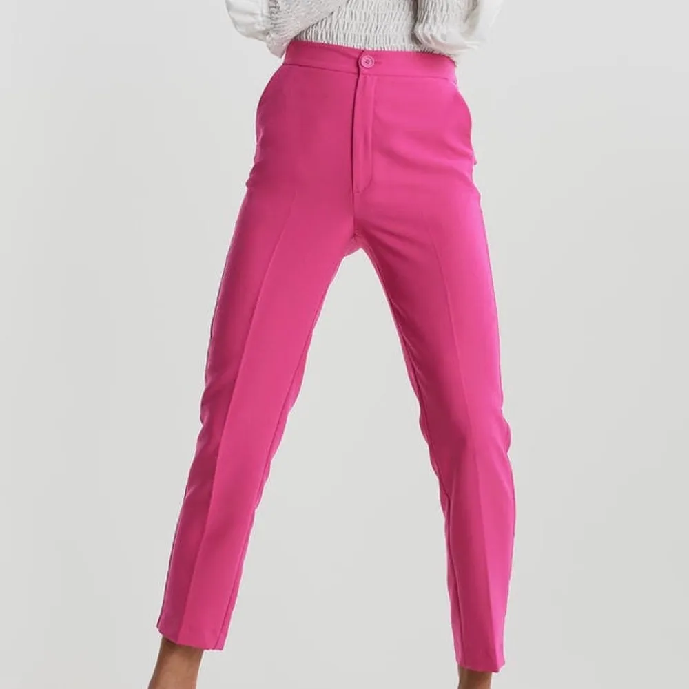 Rosa kostymbyxor från Gina Tricot i strl 44 (passar 42 också). Aldrig använda. 60kr + 40kr frakt . Jeans & Byxor.