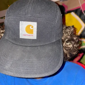 Carhartt keps - Inte speciellt använd carhartt keps i bra skick. Den är extremt skön och väldigt lowkey. Köpare står för frakt. Öppen till frågor samt bud!💞