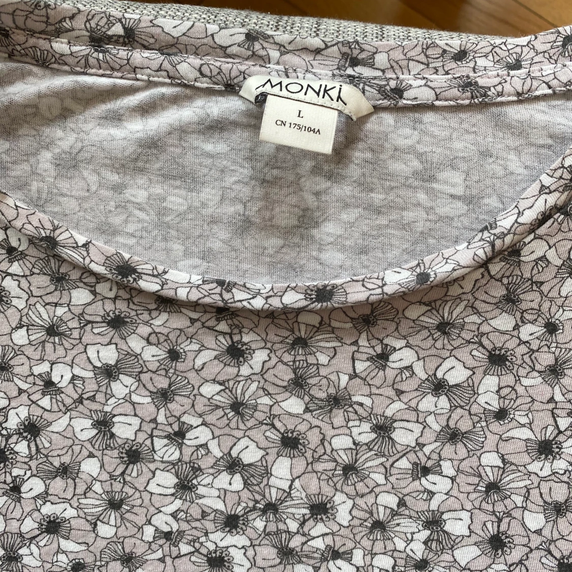 Kort t-shirt från Monki - 90