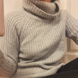 Stickad tröja  - Stickad tröja ifrån Bikbok, storlek S. Säljes för 120 kronor inkl frakt. Bra kvalité 🥰