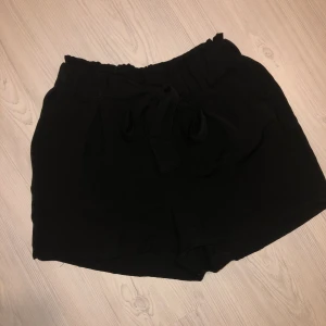 Svarta tyg shorts  - Shorts 