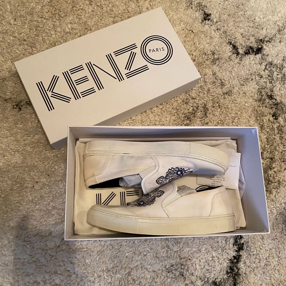 Kenzo slå i bra skick. Inte använda många gånger. Nypris på johnells förra våren var 1699 kr. Kvitto finns. Dustbag och kartong följer med. Storlek 40 men skulle säga att de passar 41 också. Kan skicka med extra skosulor så passar de nog 39 också. Unisex modell så för både tjejer och killar. Bud börjar från 700. Skicka ett dm om du har några funderingar.. Skor.