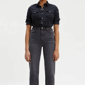 Levis ribcage straight ankle - Säljer nu mina absolut favorit jeans som blivit för små.  Dom är sparsamt använda och i ett väldigt fint skick. Jag är 176 och för mig slutar dom 1 elr 2 dm ovanför ankeln! Skulle fler bilder önskas är det bara att höra av sig. Kan mötas upp elr frakta (köparen står för frakten)                        Pris kan diskuteras vid snabb affär! 💗