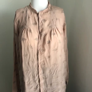 Ljusrosa sidenblus - Ljusrosa sidenblus från Vanessa Bruno. Storlek 40. Passar 36-40. Oanvänd. 