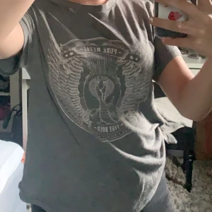 T-shirt med tryck  - Super fin tröja, en liten fläck där uppe på tröjan. 💚💙💙