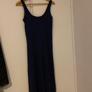 Lång fin klänning från veromoda - Använd 1 gång, veromodas egna klänning 😍. Färgen är marinblå och är väldigt fint i solljus. Storleken är M/ S , inte tajt eller något utan stretchigt!✨ frakt ingår i pris.🧚‍♀️