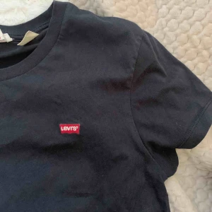 Levis Tshirt  - Skitnajs svart T shirt från Levis. Knappt använd, som ny!! 