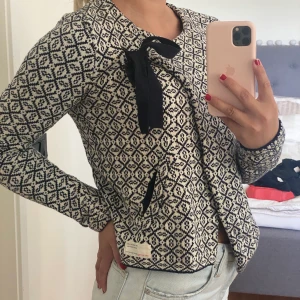 Odd Molly kofta - Odd Molly kofta strl 0, motsvarar xxs/xs. Sparsamt använd, inga tecken på att den använts. Kan fraktas.