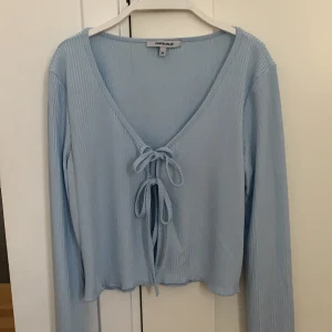 tröja/kofta - säljer denna blåa populära tröja ifrån chiquelle, aldrig använt. i storlek xs
