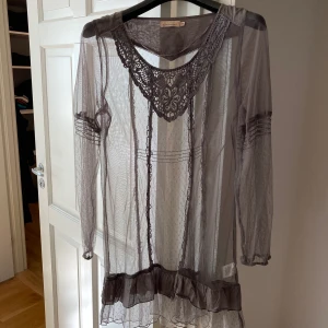 Klänning från Cream - Klänning från Cream som passar fint ihop med underklänning från samma märke (se mina övriga annonser) Färgen är grå. Fraktkostnad tillkommer om den ska skickas på posten. Betalas med Swish. 