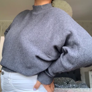 Tjocktröja - Säljer denna mysiga tröja från Zara, använd endast ett fåttal ggr, materialet är väldigt skönt o varmt till höst/vinter, köparen står för frakten🌸🌸