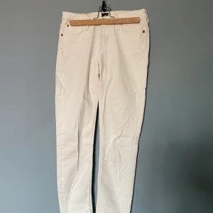 Lee stuprörsjeans - Vita stuprörsjeans från Lee ⭐️ hojta till om du vill ha bättre bilder. Möter upp i centrala Stockholm eller köpare står för frakt 