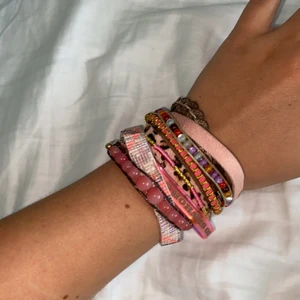 Hipanema armband - Köpt för 800kr. Jätte bra skick. Frakten bjuder jag på 💞✌🏽🤩 Säljer pga jag inte använt det på länge och har ingen användning för det 