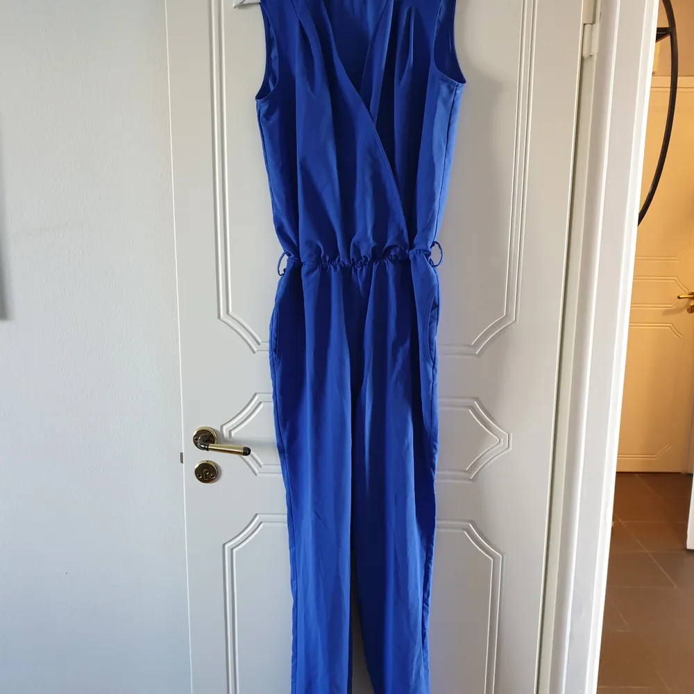 Brand new blue jumpsuit. Size 36, but can also work for 38. . Jeans & Byxor.