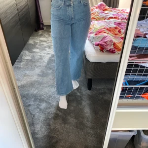 Wide jeans - Ett par blåa wide jeans från carlings, använda ett fåtal gånger och sitter super snyggt. Anledningen till att jag säljer dom är för dom är lite korta på mig som är 1.70. Och även lite stora i midjan.