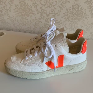 Veja v12 stl 38 - Säljer helt oanvända veja v12 i färgen extra white- orange fluo då jag har köpt de i fel storlek. Jag kan mötas eller skickar de mot frakt.                        Nytt pris 1400         Mitt pris 900 
