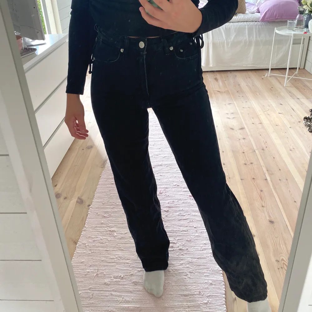 Svarta raka jeans från NA-KD | Storlek 34 | Använda ett fåtal gånger och säljs pga att de sitter lite right så kommer ej till användning ofta | Nypris 499kr. Jeans & Byxor.