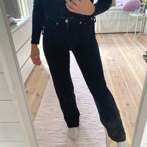 Svarta raka jeans från NA-KD | Storlek 34 | Använda ett fåtal gånger och säljs pga att de sitter lite right så kommer ej till användning ofta | Nypris 499kr