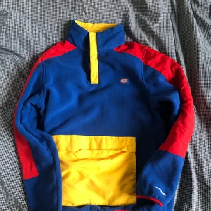 Dickies tröja - Supercool tröja från dickies! Använd en gång. Varm & skön, coola färger & praktisk ficka. Frakt tillkommer. Storlek XS men oversize.